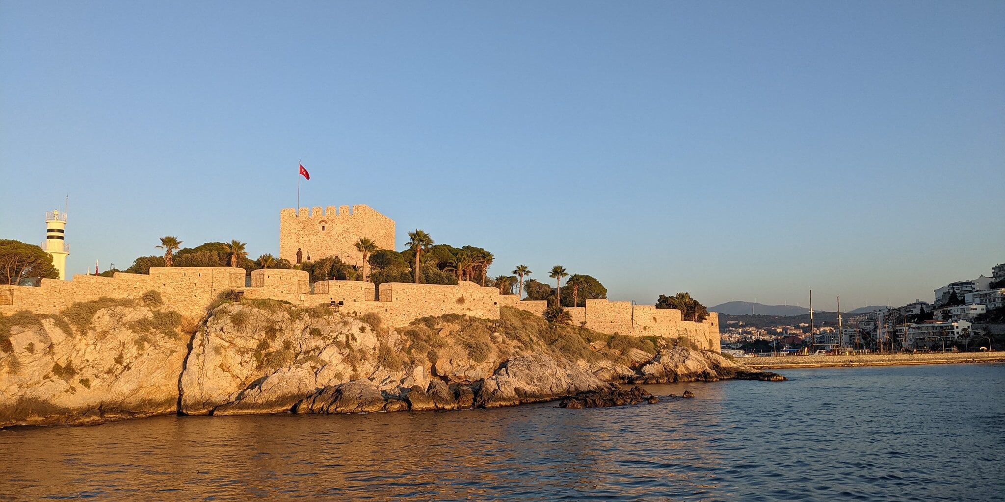 კუშადასი, თურქეთი. ზღვის ხედი კლდოვანი წარმონაქმნის ფონზე.