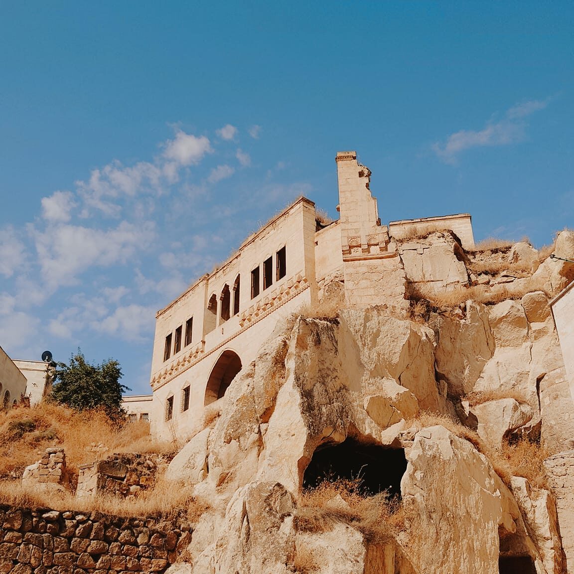კაპადოკია, თურქეთი. კლდეში გამოკვეთილი ნაგებობა