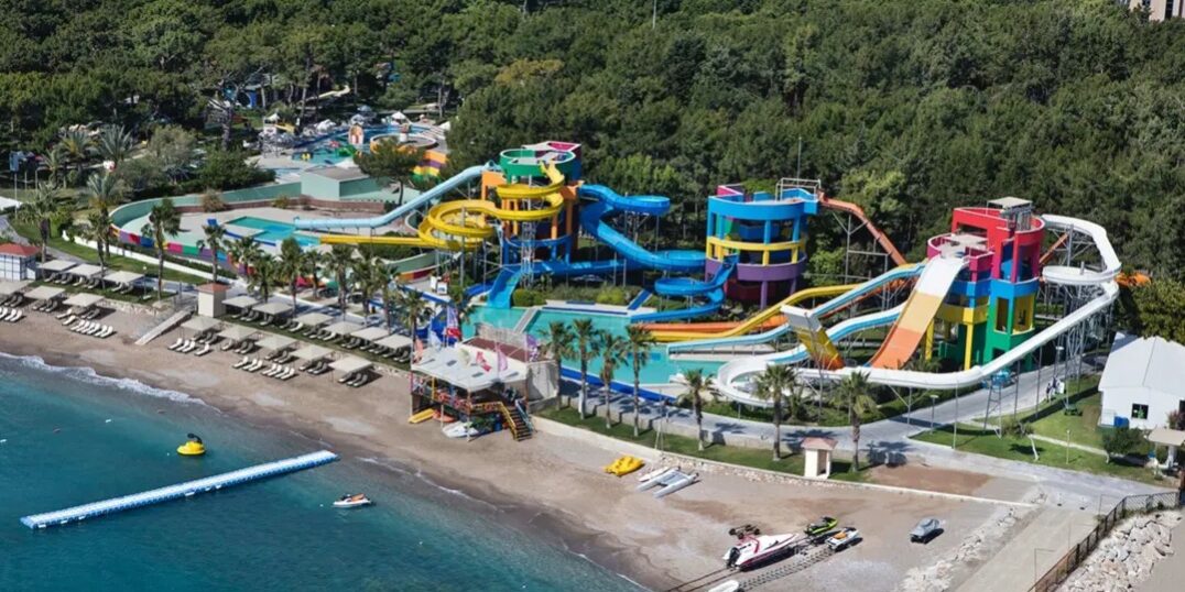 ანტალიის ფოტო, წყლის ატრაქციონების ფონზე