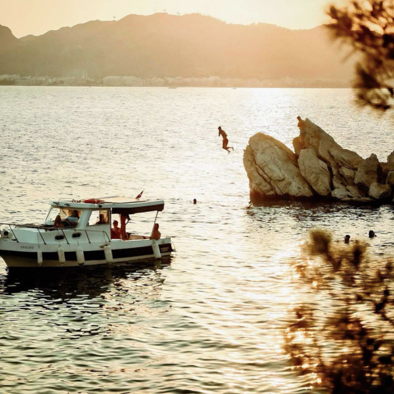 მარმარისი, თურქეთი. იახტა ზღვაში მთის ფონზე.