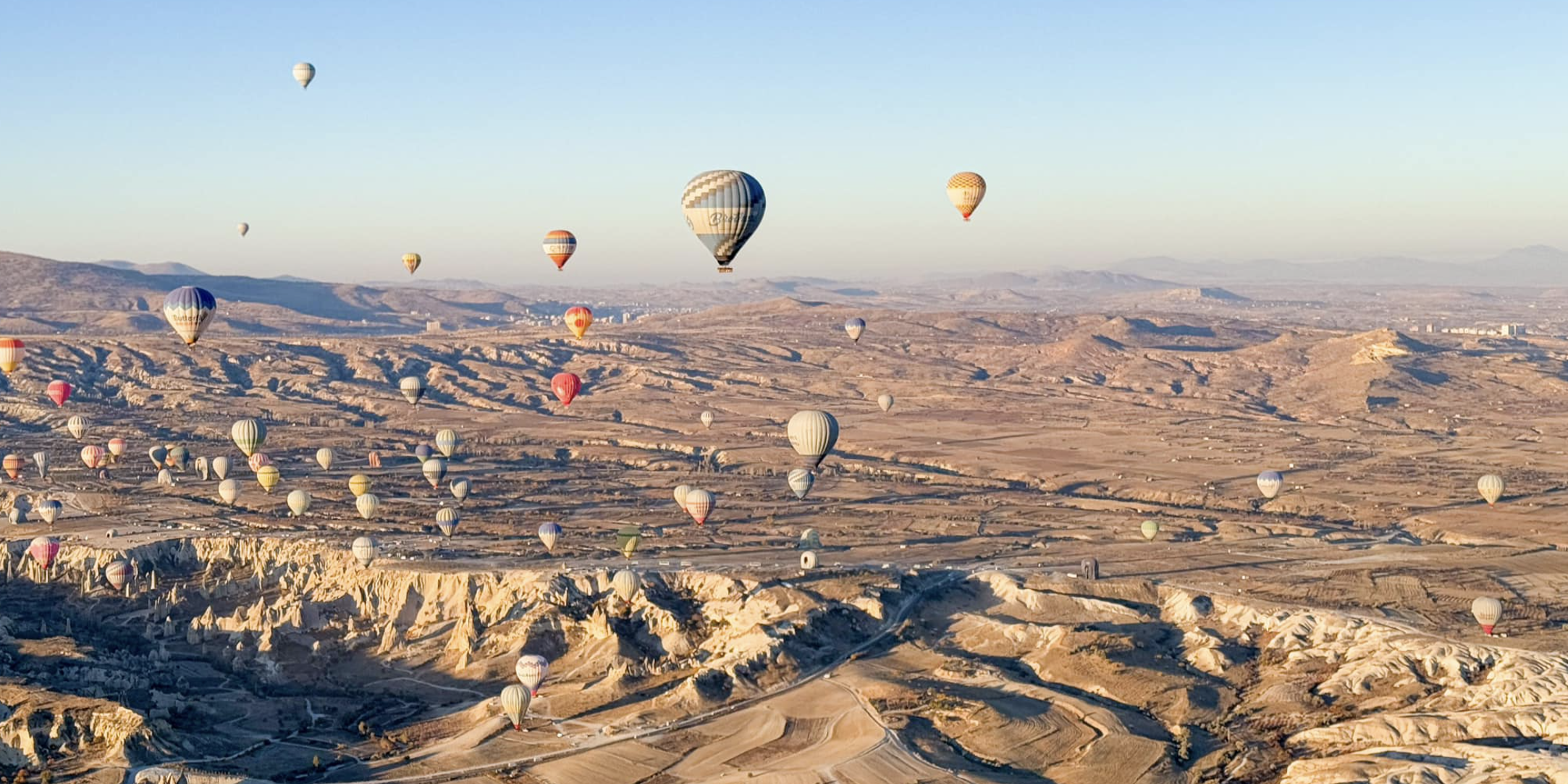 კაპადოკია, თურქეთი. საჰაერო ბუშტები კლდოვანი წარმონაქმნების ფონზე.