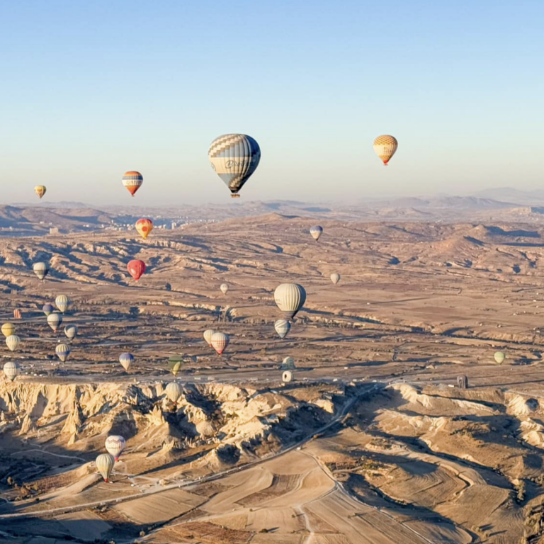 კაპადოკია, თურქეთი. საჰაერო ბუშტები კლდოვანი წარმონაქმნების ფონზე.