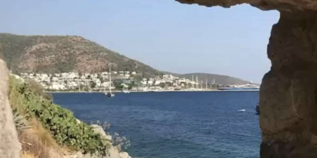 ბოდრუმი, თურქეთი. კლდის გამოკვეთილიდან გადაღებული ზღვა