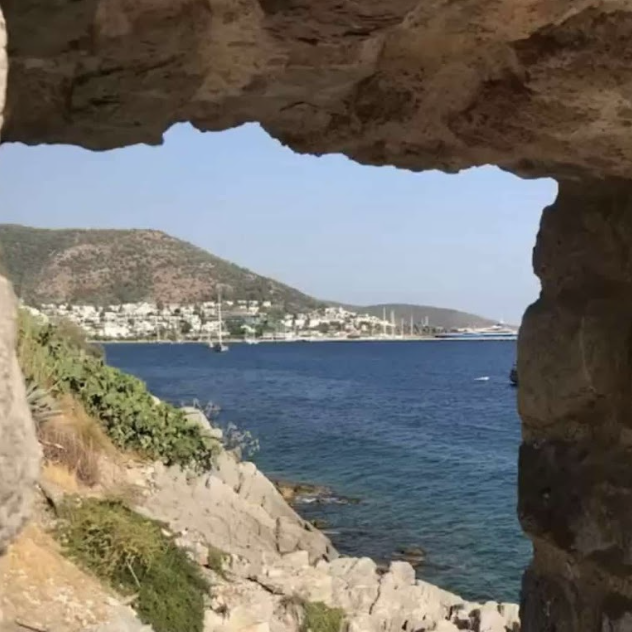 ბოდრუმი, თურქეთი. კლდის გამოკვეთილიდან გადაღებული ზღვა