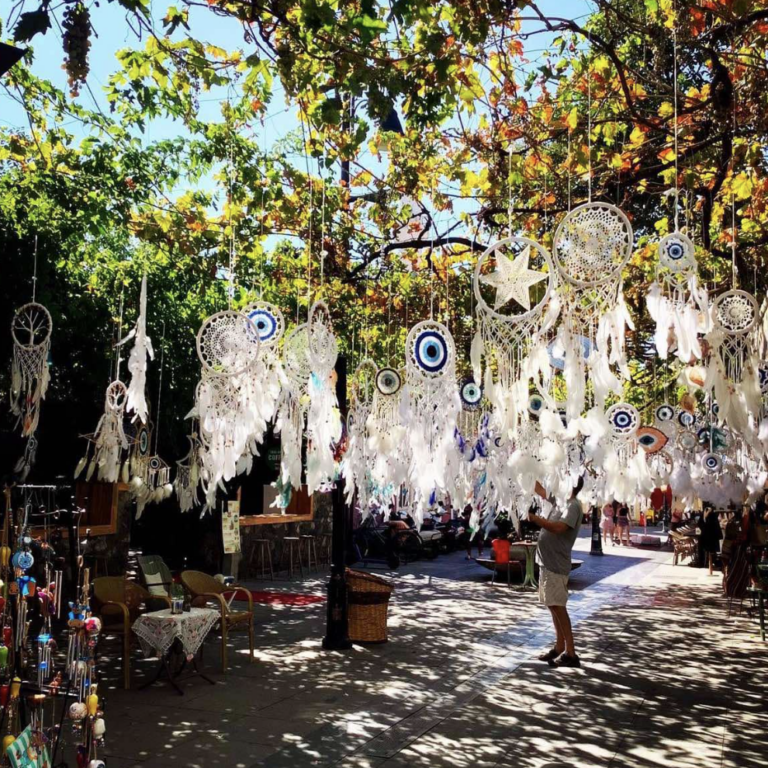 მარმარისი, თურქეთი. ხეზე ჩამოკიდებული ავი თვალისგან დამცავები DreamCatcher-ზე მიმაგრებული