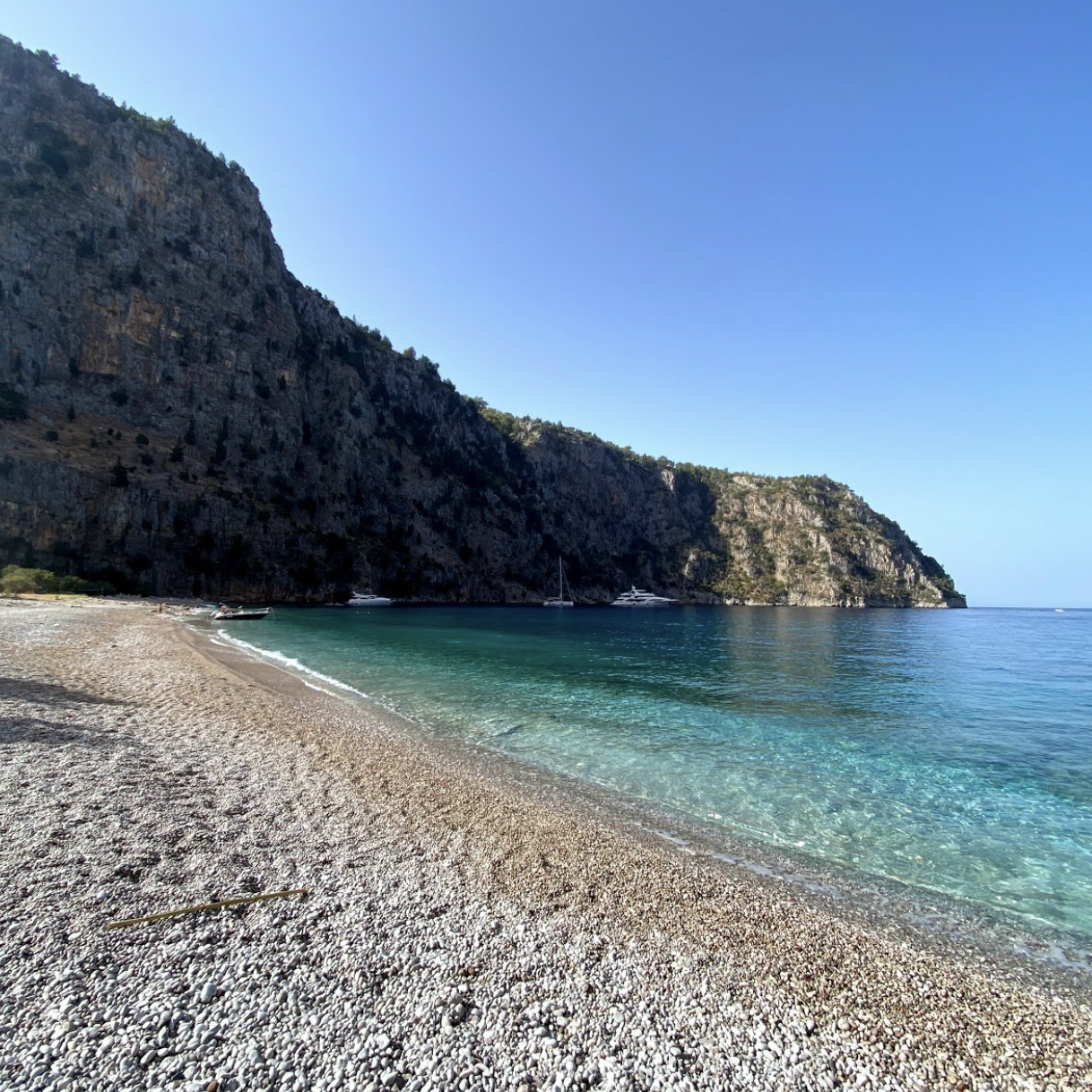 ფეტიეს სანაპირო თურქეთში. ოქროსქვიშიანი პლაჟი მთის ფონზე