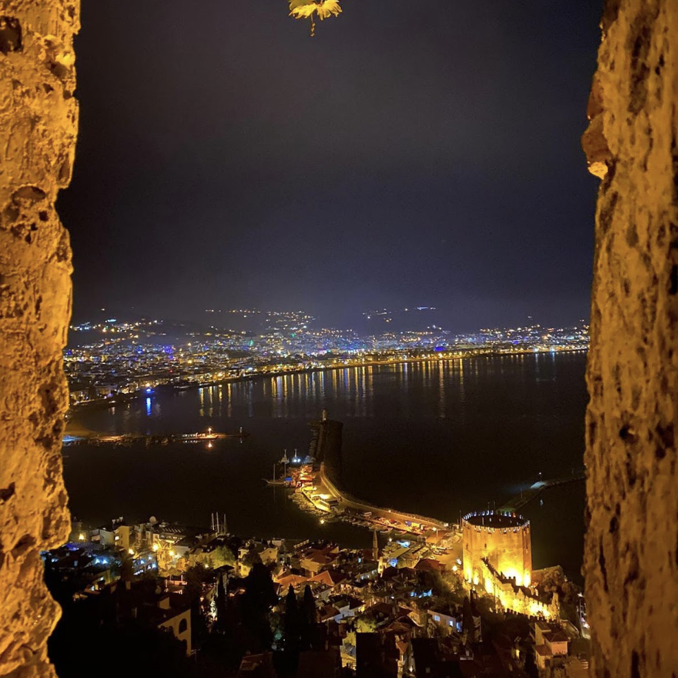 ღამის ალანია, ზღვის ხედით და ფონზე ალანიას ციხე