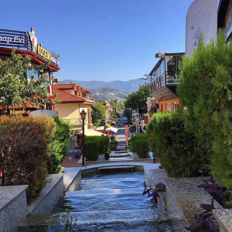 ალანია, თურქეთი. ძველ ვიწრო ქუჩაზე პატარა ხელოვნური ჩანჩქერი