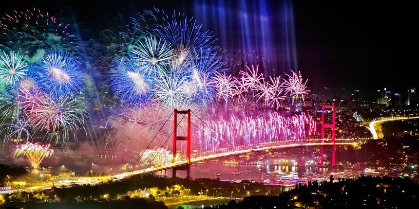 ახალი წელი სტამბოლში. ბოსფორის ხიდი ფეიერვერკების ფონზე