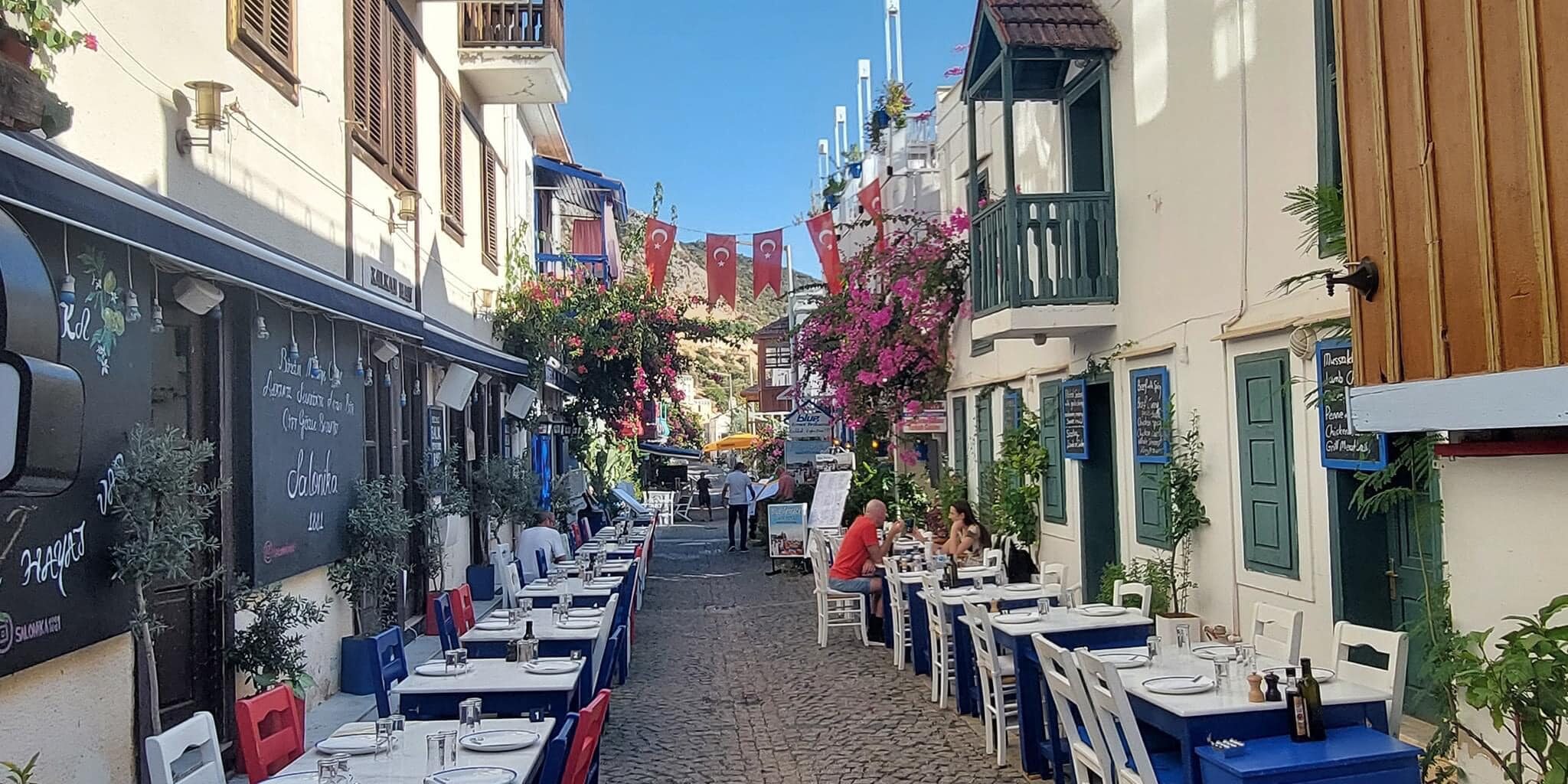 301948597_10230901720993466_7717298590233263562_n ვიწრო ქვაფენილიან ქუჩაზე რესტორნის მაგიდები და სკამები