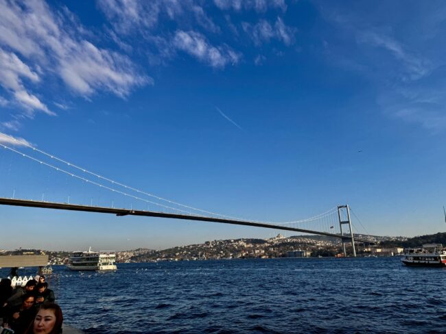 ბოსფორის სრუტე, ფონად ბოსფორის ხიდი