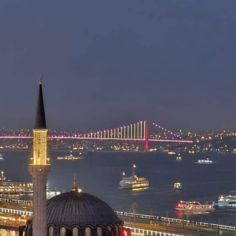 ღამის სტამბოლი, წინა პლანზე აია-სოფიას გუმბათი, ფონად ბოსფორის სრუტე