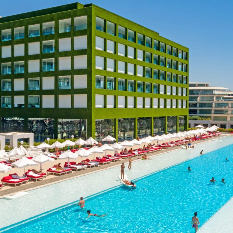 აუზიანი სასტუმრო ანტალიაში