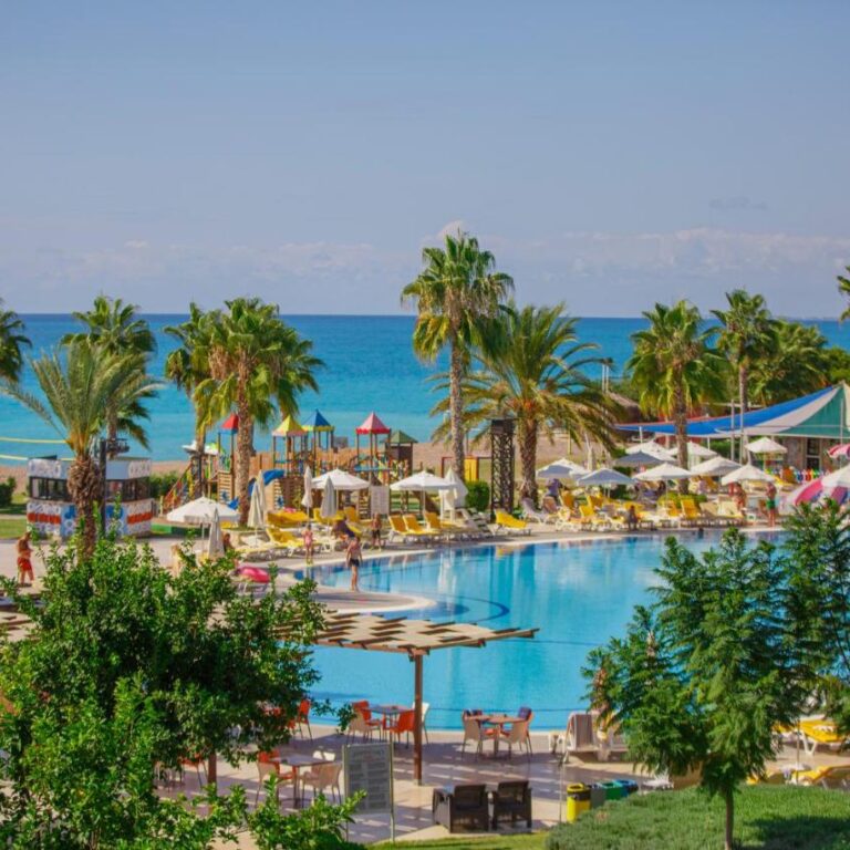 სასტუმროს აუზი და პალმები