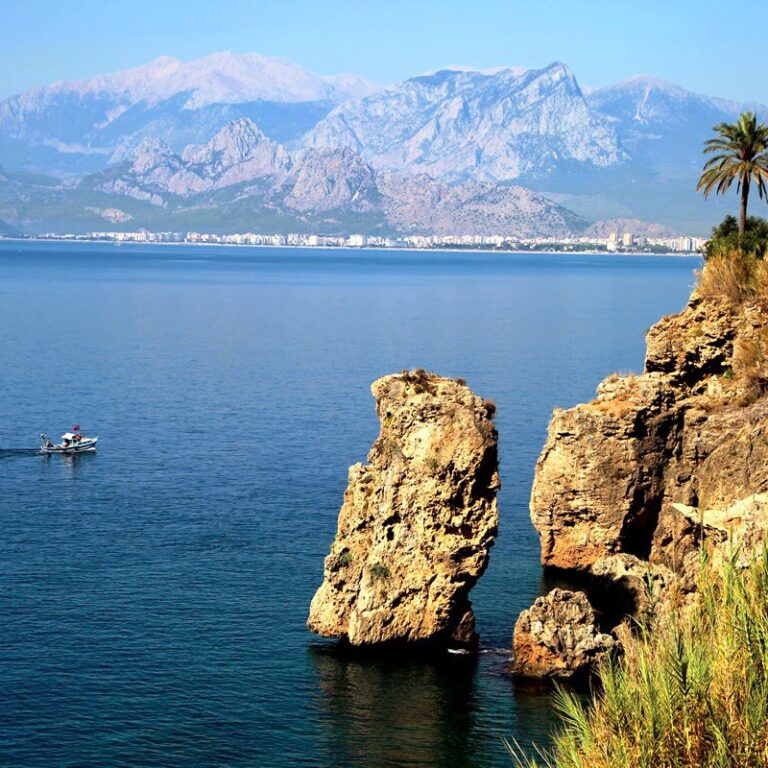 ანტალია, თურქეთი. ზღვა მთის ფონზე.