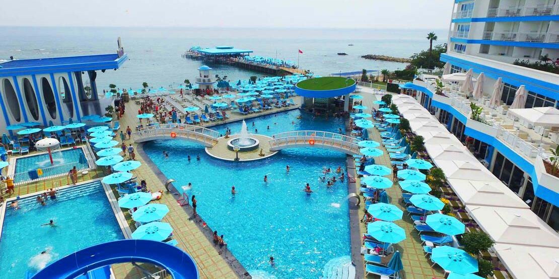 ანტალია, თურქეთი. სასტუმროს აუზი